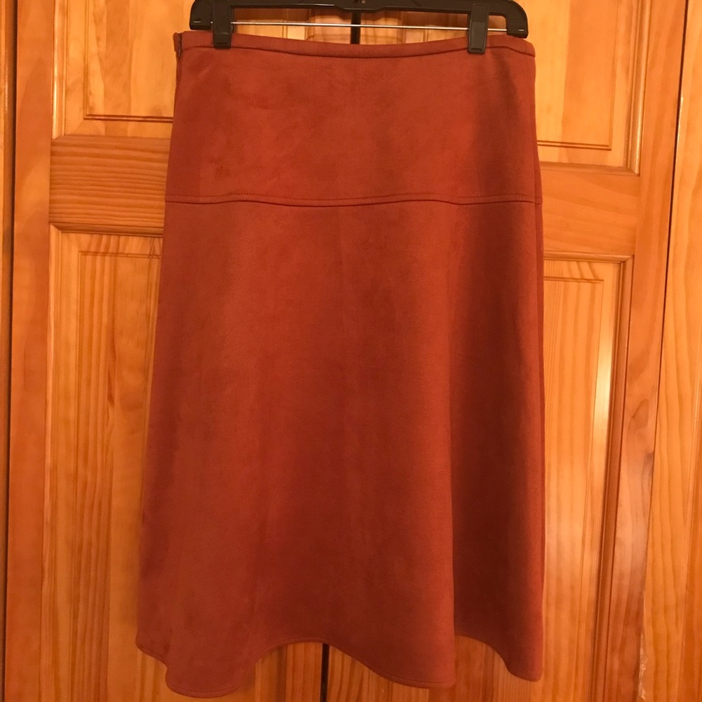 Flowy knee length skirt with side zipper